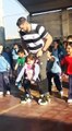 Un prof de sports aide une fillette handicapée à danser (Paraguay)
