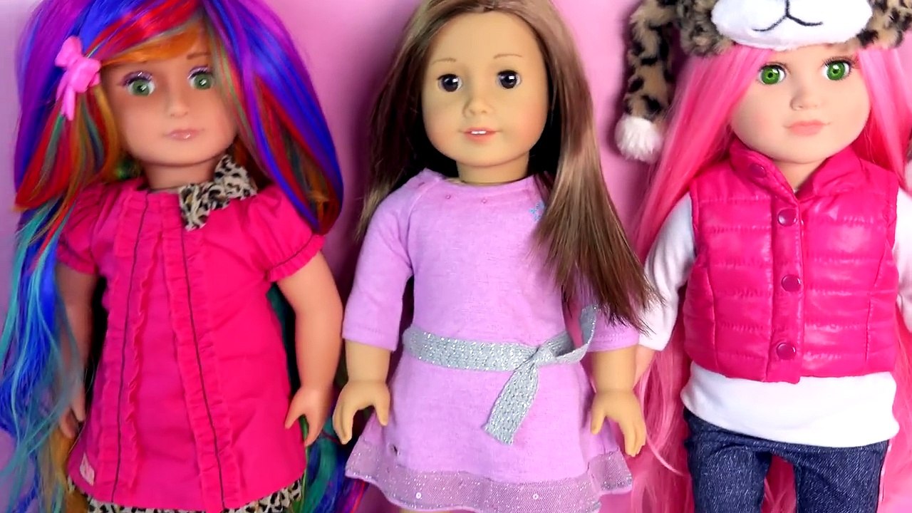 Américain fille poupées avis en jouant amusement vidéos