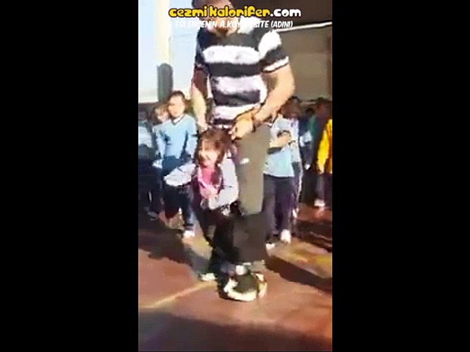 Felçli Öğrencisini Okul Gösterisinde Dans Etmesi İçin Yardımcı Olan Güzel Yürekli Öğretmen