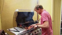 Gordon Cooks Burgers for the Hungry Hotel Guests _ Hotel Hell-zKizcOJfTRc