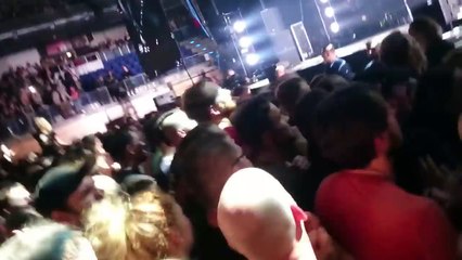 Broilers Ruby Light & Dark Berlin 10.03.2017 Max Schmeling Halle live Pogo Front of Stage