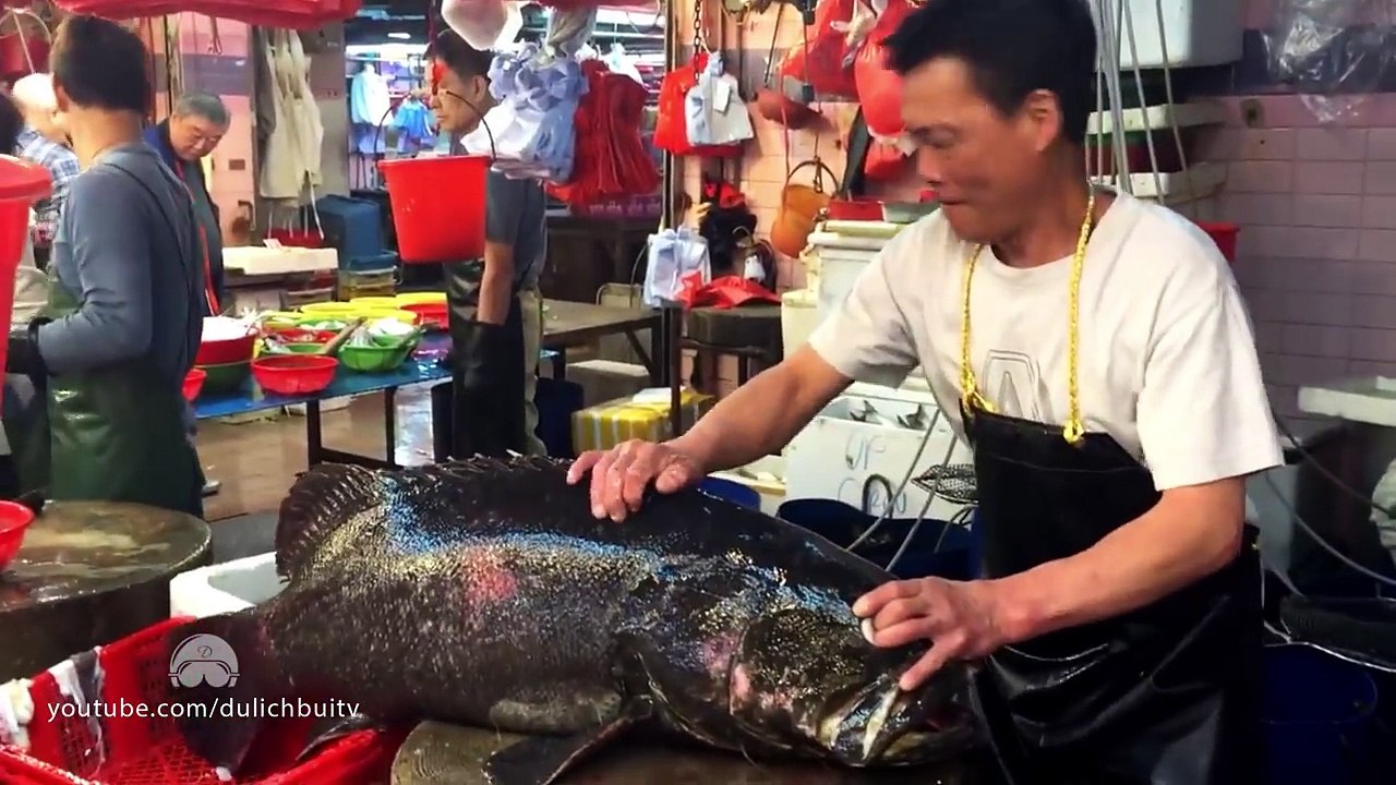 Xem người đàn ông làm thịt những con Cá Mú và Tôm Hùm khủng tại chợ cá Hồng Kông