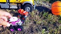 En coches caen juguetes de agua relámpago autobuses de ambulancia de bomberos McVeigh