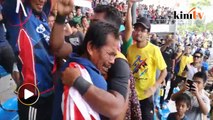 Terharu, pemain ragbi peluk ibu ayah raih emas