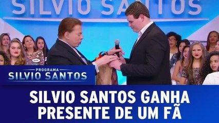 Silvio Santos ganha presente de um fã