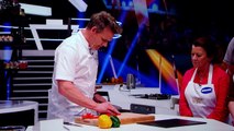 Gordon Ramsay Demonstrates How to Dice, Julienne & Baton Peppers-sjvCoNbMyVk