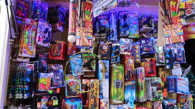 ON S’AFFRONTE SUR DES GONFLABLES DANS LA PISCINE ! - DÉFIS DUELS