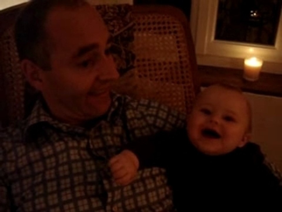 Antoine rigole avec son papa