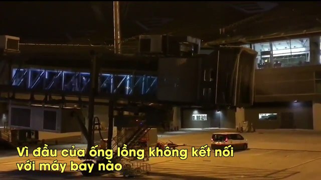 Đoàn người bí ẩn xuất hiện bất thường trong ống lồng tại sân bay Thái