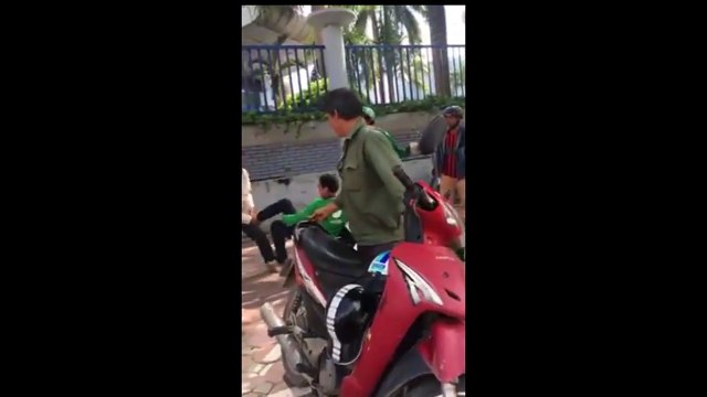 Hỗn chiến giữa xe ôm truyền thống và tài xế Grab Bike tại bến xe Mỹ Đình