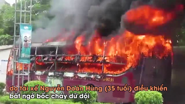 Xe giường nằm của Sài Gòn bốc cháy dữ dội tại Nghệ An