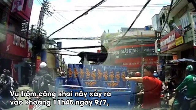 Dừng đèn đỏ, thanh niên thản nhiên dừng xe trộm bia giữa phố