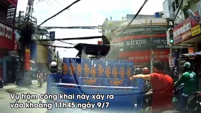 Dừng đèn đỏ, thanh niên thản nhiên dừng xe trộm bia giữa phố