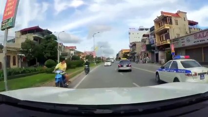 CSGT hợp sức cùng người dân rượt đuổi Taxi ngoạn mục như phim hành động