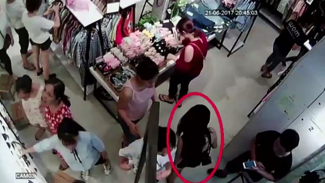 Một vụ trộm túi xách ra tay ngay trước mặt nhân viên, bảo vệ và cả camera theo dõi.