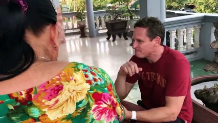 Thử ăn sầu riêng, 2 du khách Tây hăng say nhợn ói