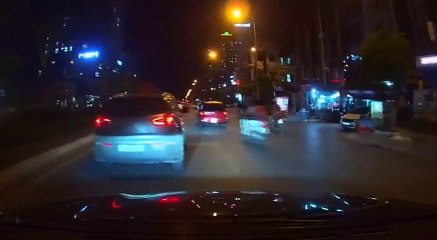 Chọc giận ô tô, xe máy bị húc ngã nhào