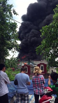 cháy lớn tại xưởng tái chế Hà Nôi