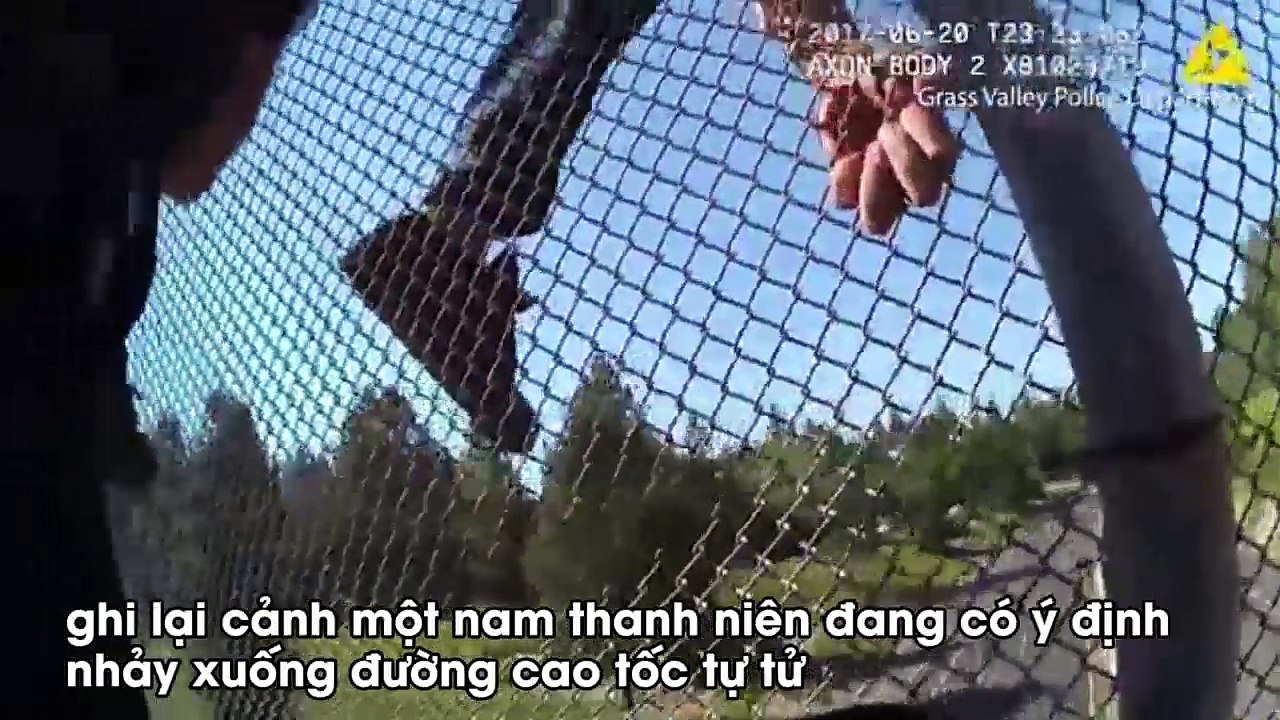 Xử lí tài tình, 2 cảnh sát cứu lấy tính mạng của người tự tử