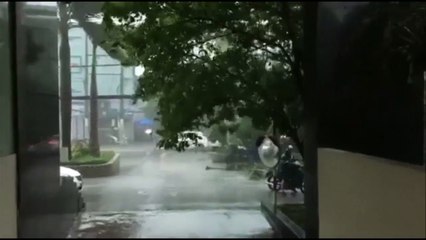 Mưa đen trời ở một tòa chung cư tại quận 4, TP.HCM