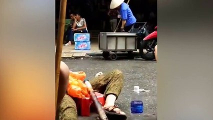 Thử hút thuốc lào, bà Tây lăn quay như lạc giữa trời mây