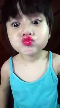 Bé gái 4 tuổi mếu máo khi tự tô son bị mẹ bắt quả tang