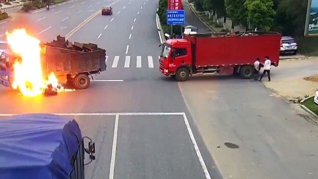 Khoảnh khắc người đàn ông thành đuốc sống sau va chạm với xe tải