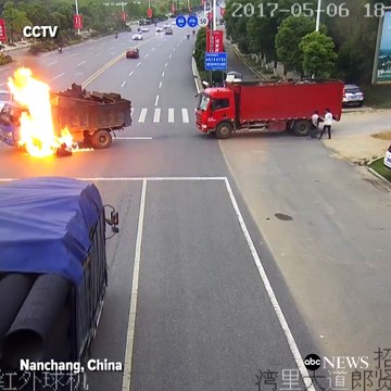 người đi xe máy biến thành đuốc sống giữa đường sau khi đâm trúng bình xăng ô tô tải