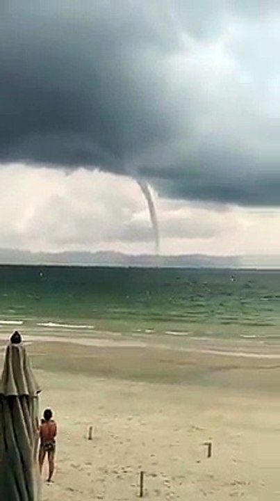 Vòi rồng cao chục mét trên biển Khánh Hòa khiến người sợ hãi