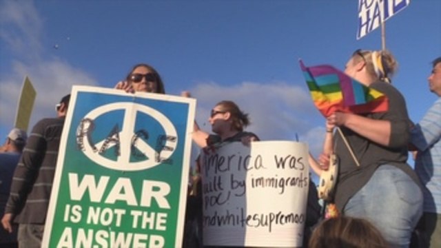 Coinciden en California marchas opuestas sin incidentes