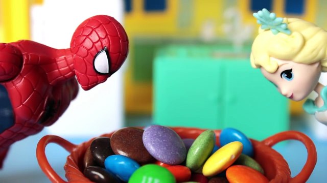 O Homem Aranha e Frozen | Spiderman faz pegadinha da cobra com Elsa Frozen portugues