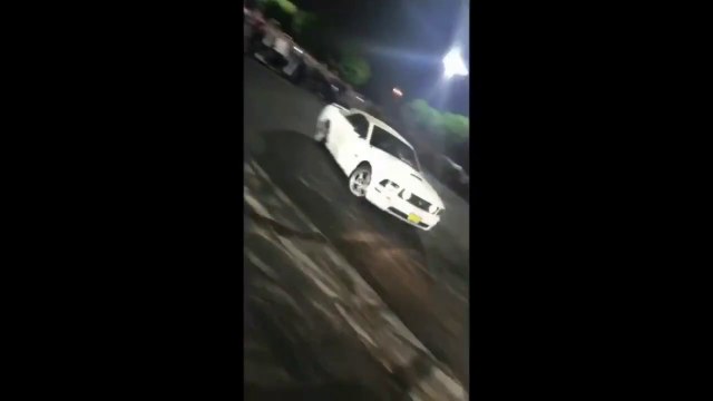 Cette mustang termine son Burn dans la foule lors d'un rassemblement !! Fast and Furious raté...