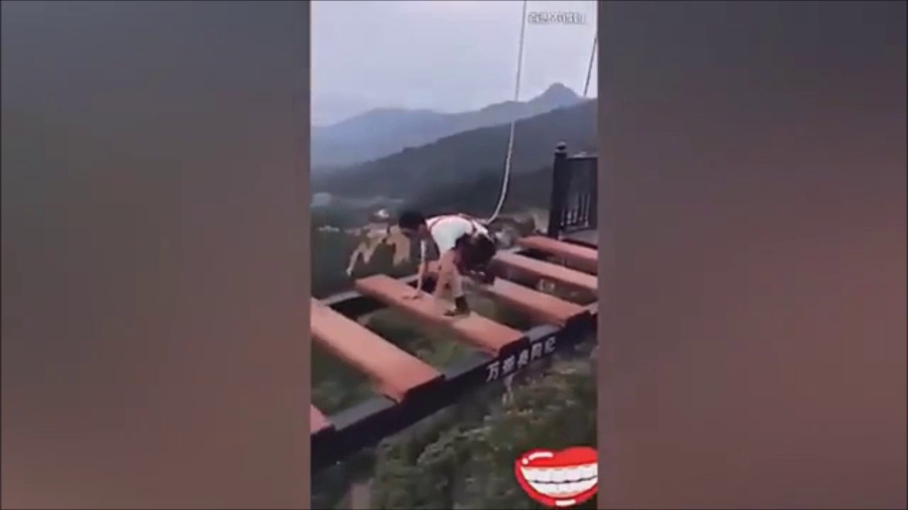 Si tu as le vertige ne prend pas ce pont suspendu en Chine... Fou