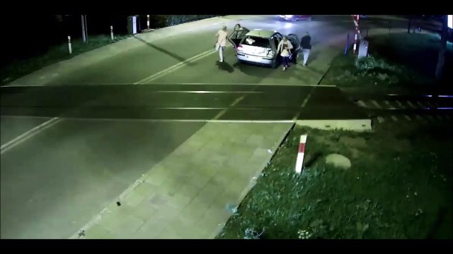 Ce chauffard eclate la barrière du passage à niveau et se fait froler par un train