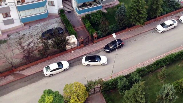 Cette femme qui veut se garer est en galère... Femme au volant...