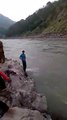 گجرات کا رہنے والا نوجون موبائل کی شرط لگا کر دریا میں چھلانگ لگا بیٹھا, GUJRAT BOY DEATH IN NEELAM