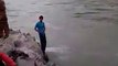 گجرات کا رہنے والا نوجون موبائل کی شرط لگا کر دریا میں چھلانگ لگا بیٹھا, GUJRAT BOY DEATH IN NEELAM
