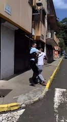 Il fait le malin et se fait corriger par un gendarme