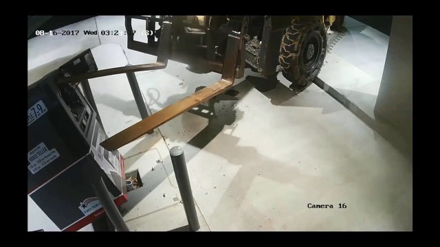 Voler un distributeur de billets avec un chariot élévateur !! Plus simple...