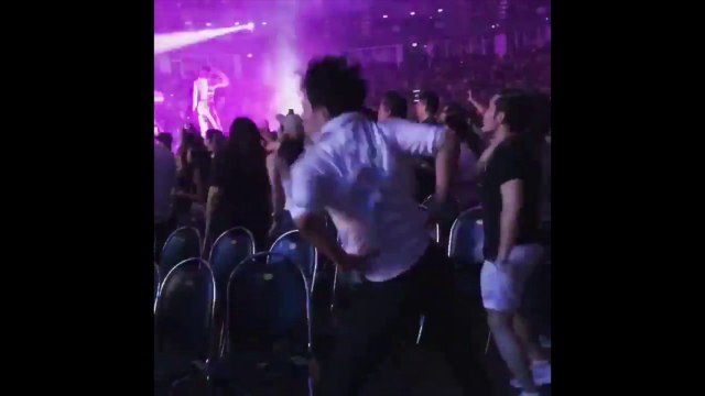 Ce fan d'Ariana Grande danse comme possédé en plein concert !