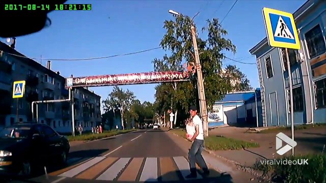 Ce père sauve sa fille au passage clouté de justesse !! Héros !!