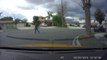 Ce gamin lance une pierre sur une voiture... Pris en flagrant délit par la caméra !!