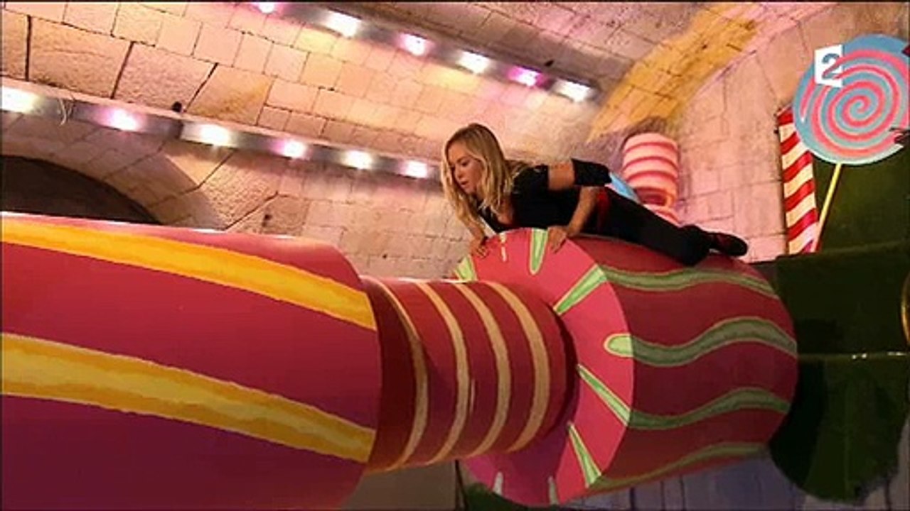 Enora Malagré sur l'épreuve des cylindres de "Fort Boyard"