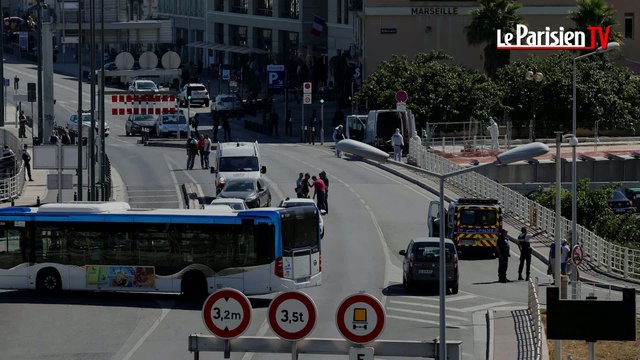 Marseille : une voiture fonce sur deux abribus, un mort