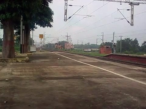 The BSNL Sealdah Rajdhani doing 130 KMPH with GZB WAP-5 30021 at Rajbandh Station.3gp