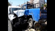 Milas'ta kamyonet ile hafif ticari araç çarpıştı; 3 yaralı