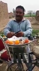 سرگودھا کے ان صاحب کا آلو چنے بیچنے کا سریلا انداز۔ ویڈیو: میاں اویس۔ گ