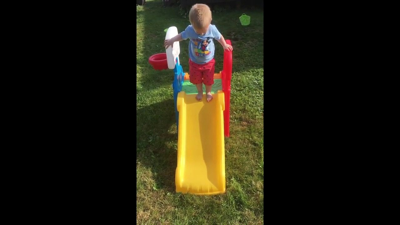 Au lieu de glisser ce gamin saute dans le tobogan !! AÏE !!