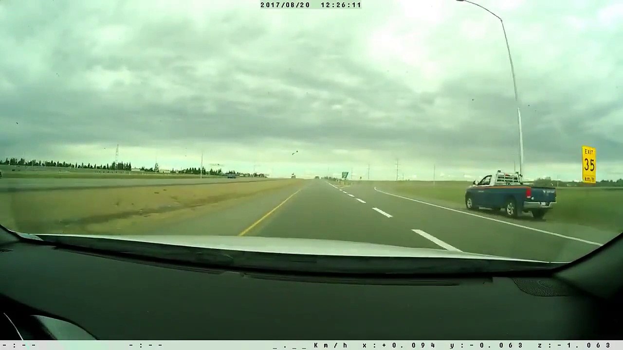 Ce camion défonce un pont en passant dessous... Trop haut le chargement !!