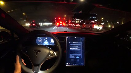 Il teste sa Tesla en pilotage automatique de nuit